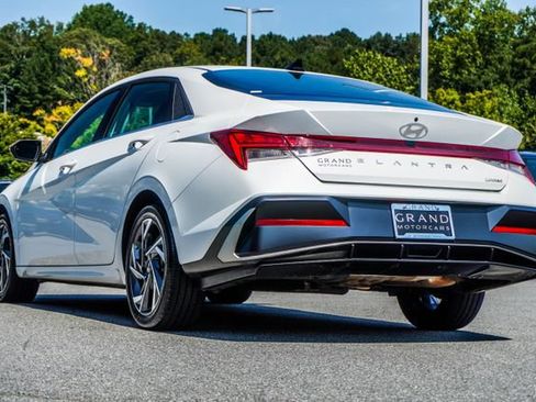 Used 2025 Hyundai Elantra Limited FWD image 11
