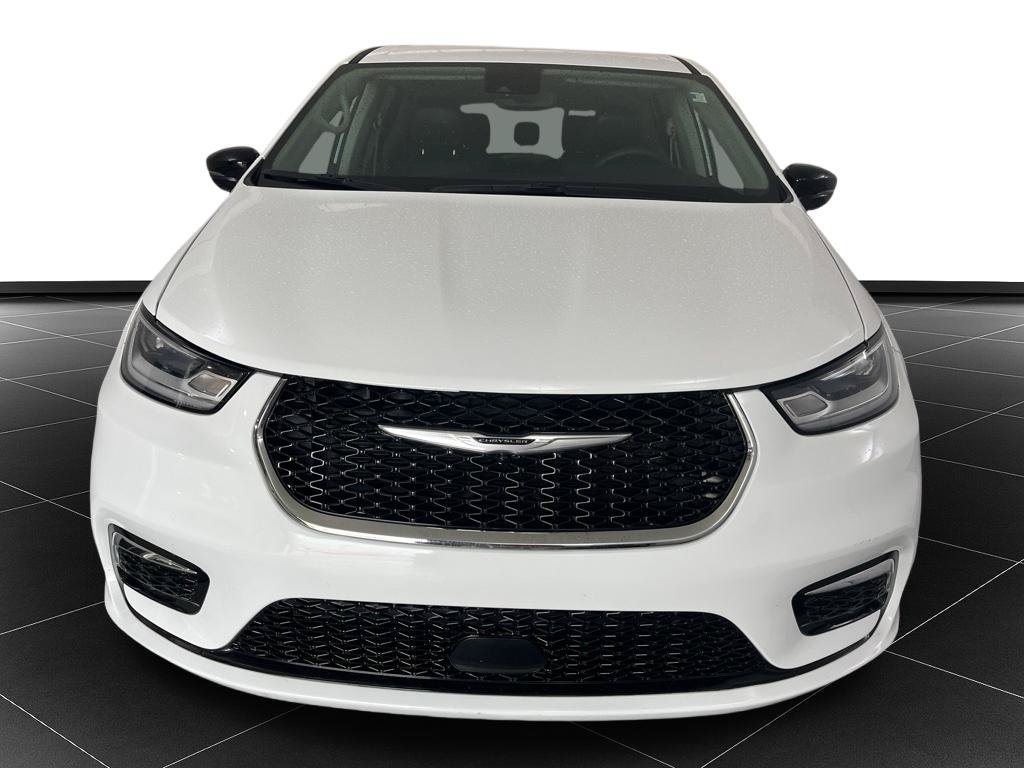 Used 2024 Chrysler Pacifica Touring-L FWD image 8