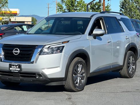Used 2025 Nissan Pathfinder SV AWD/4WD image 9