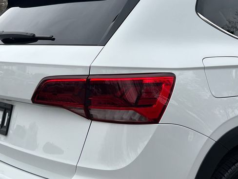 Used 2024 Volkswagen Taos SE image 6