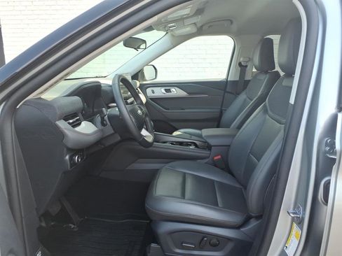 Used 2025 Ford Explorer Active w/ Active Comfort Package RWD image 12