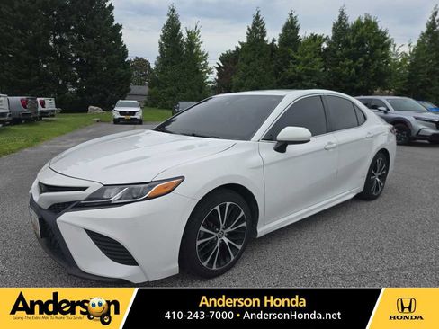 Used 2020 Toyota Camry SE FWD image 1