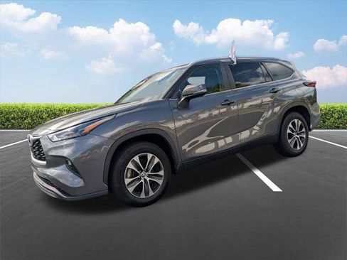 Certified 2024 Toyota Highlander XLE FWD image 10
