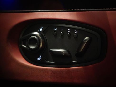 Used 2025 Aston Martin V8 Vantage Coupe image 34