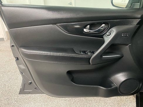 Used 2017 Nissan Rogue SL w/ SL HEV Premium Package image 10