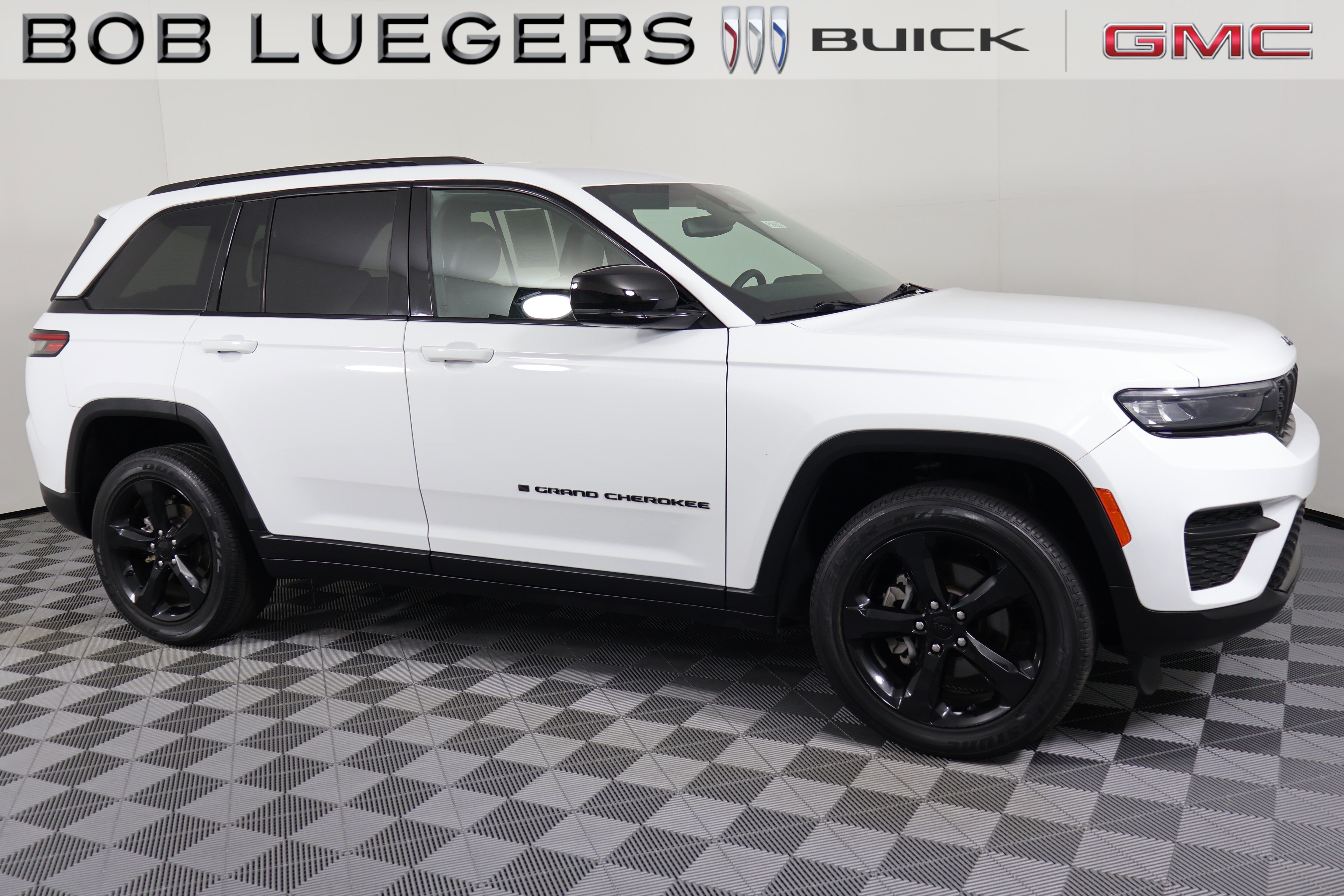 Used 2023 Jeep Grand Cherokee Altitude AWD/4WD image 2