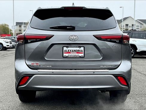 Used 2026 Toyota Highlander Platinum image 4
