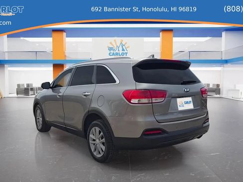 Used 2017 Kia Sorento LX w/ LX Convenience Package image 13