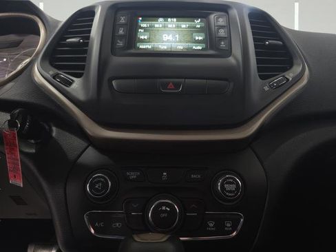 Used 2014 Jeep Cherokee Latitude AWD/4WD image 17