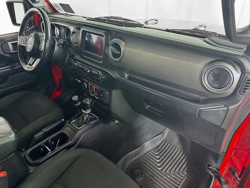 Used 2019 Jeep Wrangler Unlimited Sahara AWD/4WD image 32