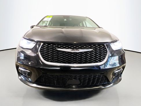 Used 2024 Chrysler Pacifica Touring-L image 11