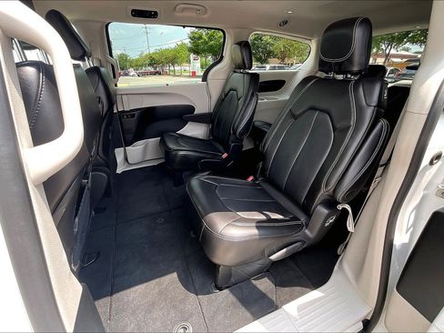 Used 2024 Chrysler Pacifica Touring-L FWD image 29