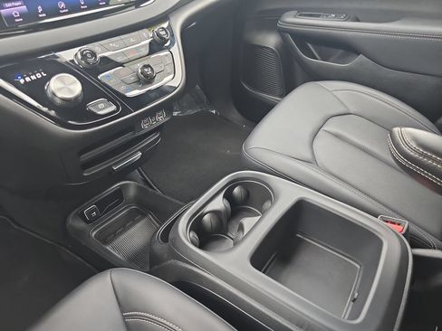 Used 2025 Chrysler Pacifica Select FWD image 24
