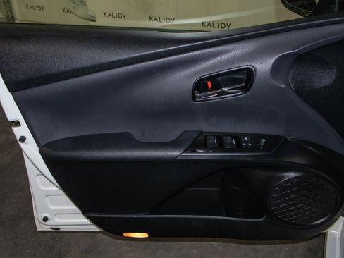 Used 2021 Toyota Prius LE FWD image 10