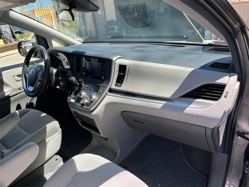 Used 2020 Toyota Sienna L w/ Carpet Mat Package image 16