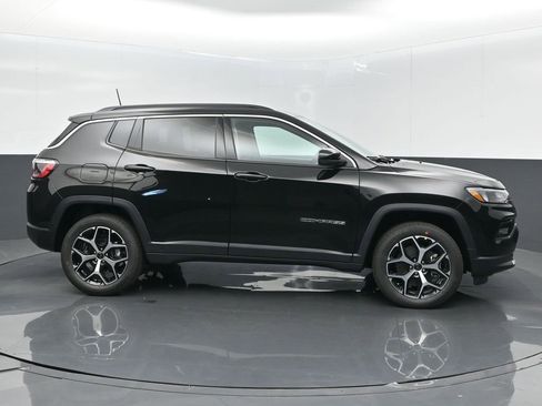 Used 2025 Jeep Compass Limited image 8