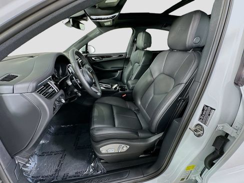 Certified 2025 Porsche Macan AWD/4WD image 5