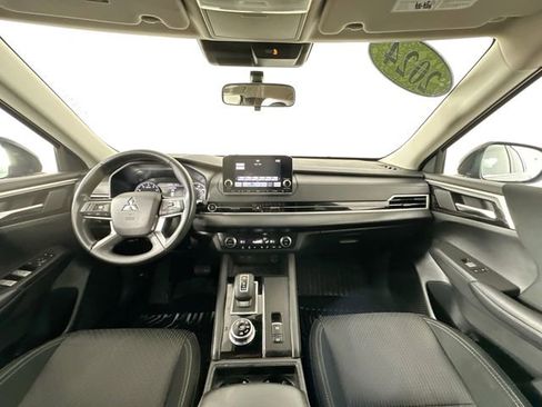 Used 2024 Mitsubishi Outlander ES image 3