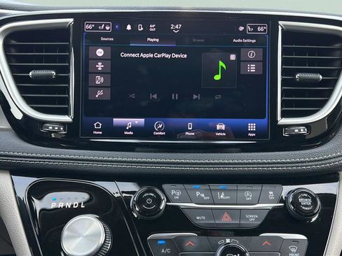 Used 2023 Chrysler Pacifica Touring-L image 31