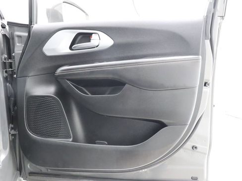 Used 2022 Chrysler Pacifica Touring-L w/ S Appearance Package image 39