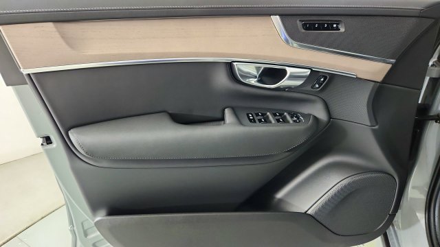 New 2026 Volvo XC90 T8 Plus AWD/4WD image 9