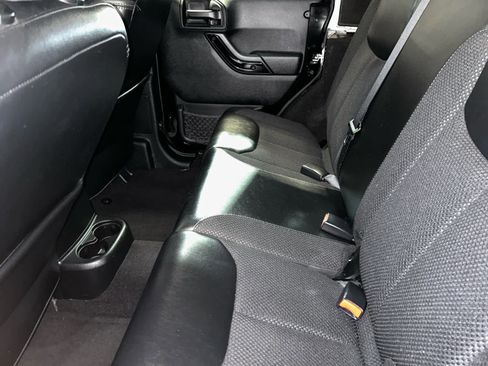 Used 2017 Jeep Wrangler Unlimited Sahara AWD/4WD image 5