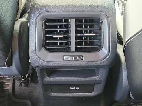 Used 2025 Volkswagen Taos SE FWD image 12