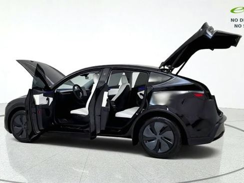 Used 2026 Tesla Model Y 2WD image 16