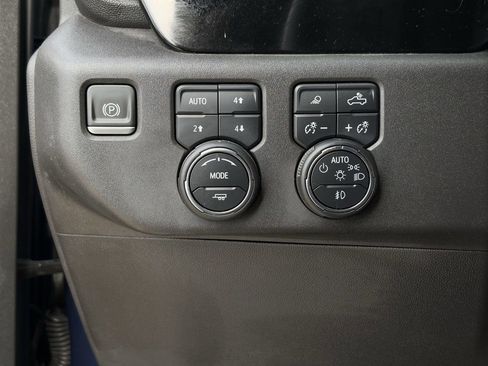 Used 2023 Chevrolet Silverado 1500 LT Trail Boss w/ LT Trail Boss Premium Package AWD/4WD image 23