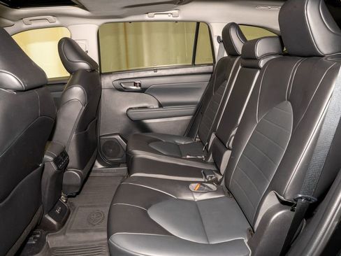 Used 2022 Toyota Highlander XLE image 9