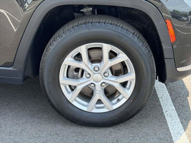 Used 2023 Jeep Grand Cherokee L Limited AWD/4WD image 9