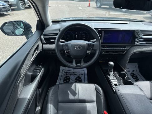 Used 2025 Toyota Camry XLE AWD/4WD image 11
