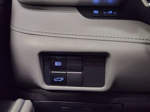 Used 2021 Toyota Highlander XLE FWD image 40