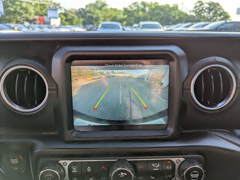 Used 2020 Jeep Wrangler Unlimited Sahara AWD/4WD image 19