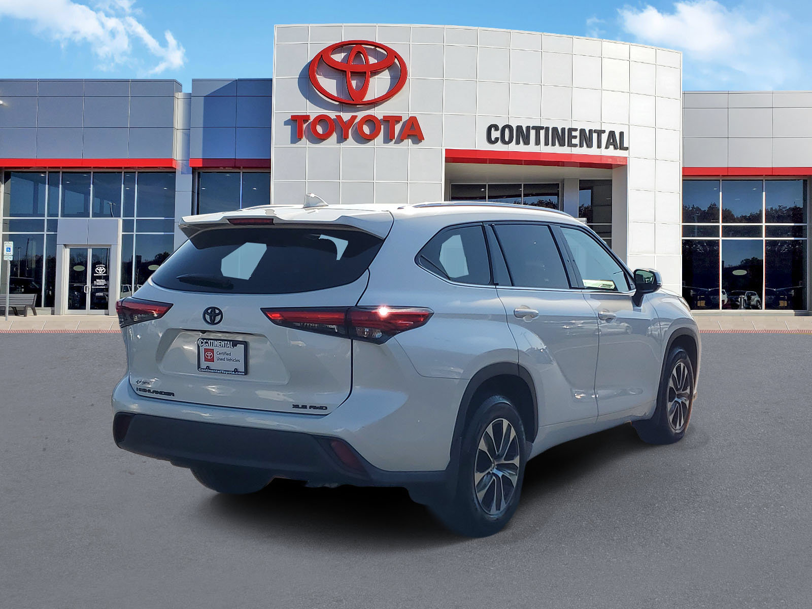 Certified 2021 Toyota Highlander XLE AWD/4WD image 5