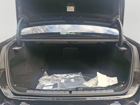 Used 2025 BMW 760i xDrive w/ Executive Package image 28