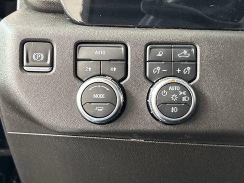 Used 2025 GMC Sierra 1500 SLT AWD/4WD image 39