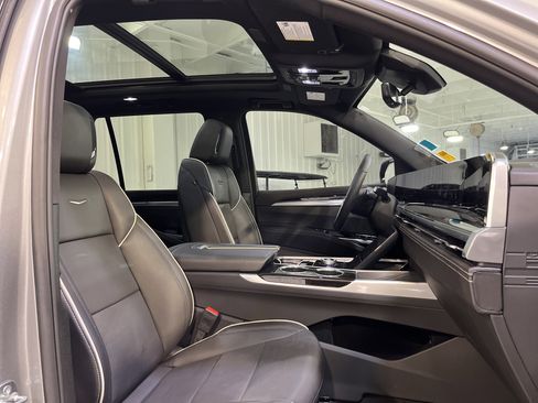 Used 2025 Cadillac Escalade Premium Luxury image 24