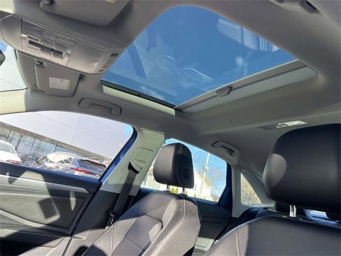 Used 2023 Volkswagen Jetta SE w/ Panoramic Sunroof Package image 10
