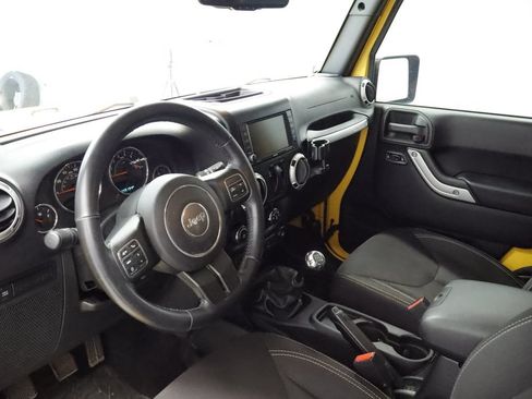 Used 2015 Jeep Wrangler Rubicon w/ Power Convenience Group AWD/4WD image 11