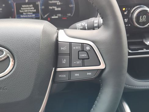 Used 2024 Toyota Highlander Platinum FWD image 29