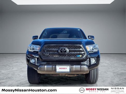 Used 2017 Toyota Tacoma TRD Off-Road w/ Premium & Technology Package image 3