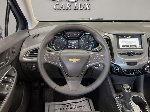 Used 2018 Chevrolet Cruze LT w/ Convenience Package image 10
