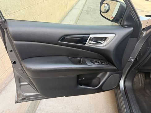 Used 2020 Nissan Pathfinder SV FWD image 15