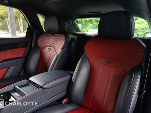 Used 2023 Bentley Bentayga Extended Wheelbase image 39
