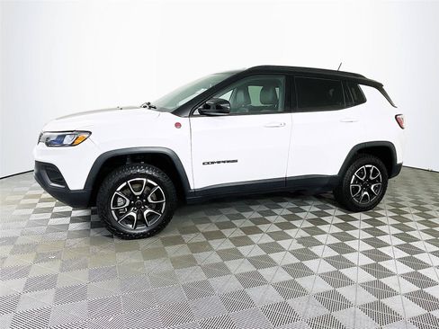 Used 2025 Jeep Compass Trailhawk AWD/4WD image 4