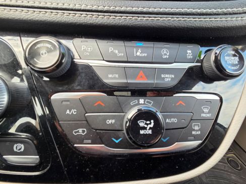 Used 2022 Chrysler Pacifica Touring-L w/ Uconnect Theater Family Group AWD/4WD image 16