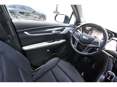 Certified 2025 Cadillac XT5 Sportv w/ Technology Package AWD/4WD image 8