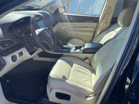 Used 2019 Lincoln MKT image 12