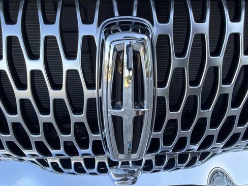 Used 2022 Lincoln Nautilus Reserve w/ Equipment Group 201A image 8